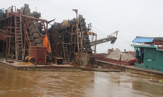 Hai tàu cuốc cát bị lực lượng chức năng bắt khi đang khai thác cát trái phép trên đoạn sông của huyện Phúc Thọ, 
TP. Hà Nội.
