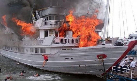 Tàu du lịch bị cháy.
