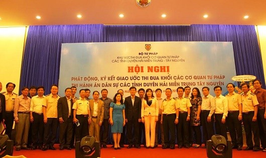 Thứ trưởng Nguyễn Khánh Ngọc chụp ảnh lưu niệm với các đại biểu tham dự Hội nghị.
