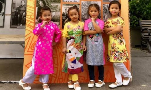 Các em thiếu nhi mặc trang phục áo dài đến tham gia Lễ hội áo dài TP HCM.