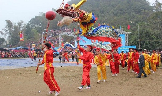 Múa rồng tại Lễ hội Pháo hoa thị trấn Quảng Uyên, huyện Quảng Uyên (Cao Bằng)