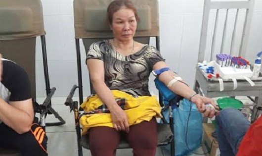 Bà Lê đang hiến máu nhân đạo tại Bệnh viện đa khoa huyện Tam Nông đầu năm 2017.