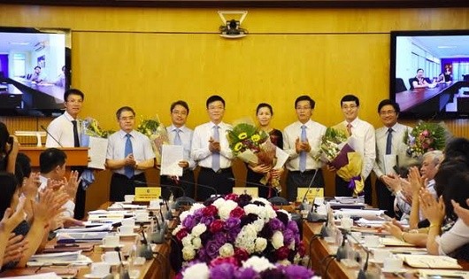 Lãnh đạo Bộ Tư pháp tặng hoa, chúc mừng 5 cán bộ được điều động, bổ nhiệm hồi tháng 10/2016.