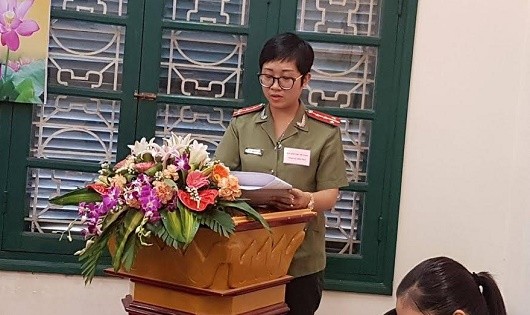 Chị Hương duy trì cuộc họp Hội Phụ nữ cơ quan.
