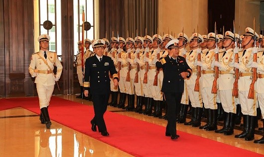 Lễ đón chính thức Tư lệnh Hải quân Việt Nam tại Bộ Tư lệnh Hải quân Trung Quốc.