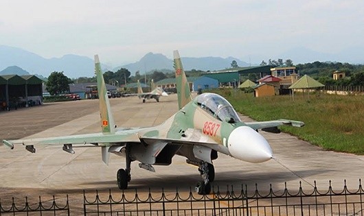 Máy bay tiêm kích đa năng Su-30MK2 trên sân tập.