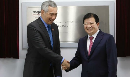 Phó Thủ tướng Trịnh Đình Dũng bắt tay Thủ tướng Singapore Lý Hiển Long. Ảnh Zing