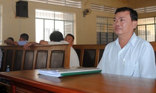 Nguyễn Viết Lượng và các bị cáo trong phiên tòa sơ thẩm.
