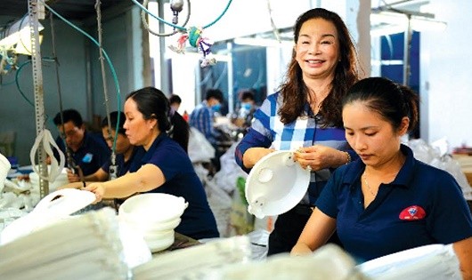 Bà Khổng Thị Minh kiểm tra quy trình lắp ráp nồi cơm điện Kim Cương.