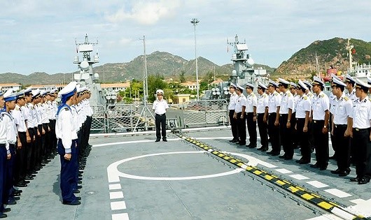 Tư lệnh Vùng 4 Hải quân kiểm tra tàu 012 Lý Thái Tổ.
