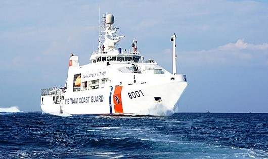 Tàu 8001 Cảnh sát Biển tuần tra trên biển.