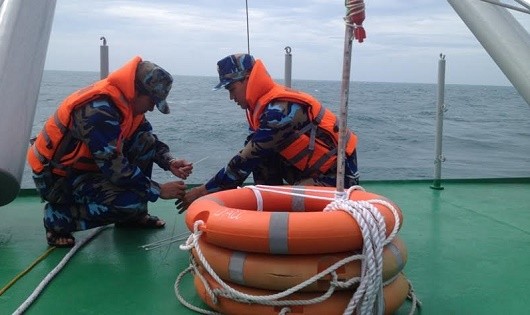 Các nhân viên Tàu HQ 888 tiến hành tìm kiếm xác tàu đắm Hải Thành 26  12.1. Thả máy thăm dò xuống biển.
