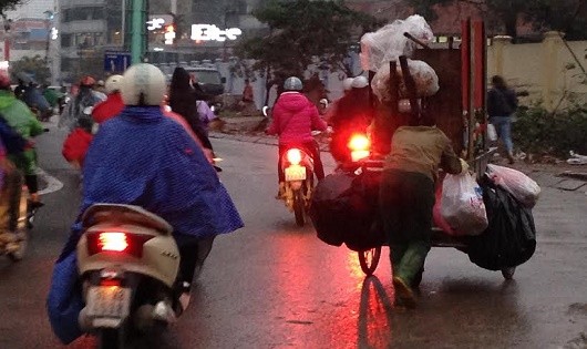 Nguy cơ mất an toàn giao thông vì xe rác quá tải ở Hà Nội