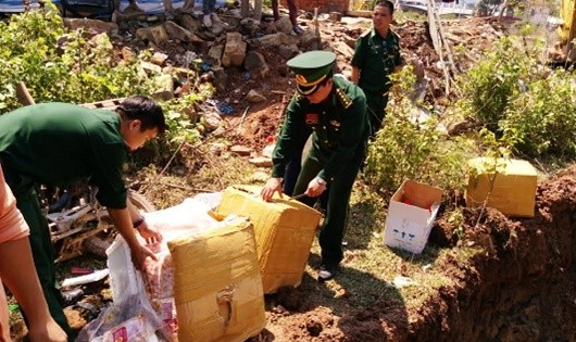 Đồn Biên phòng CKQT Lao Bảo tiêu hủy 400kg thịt gân gà thối. 