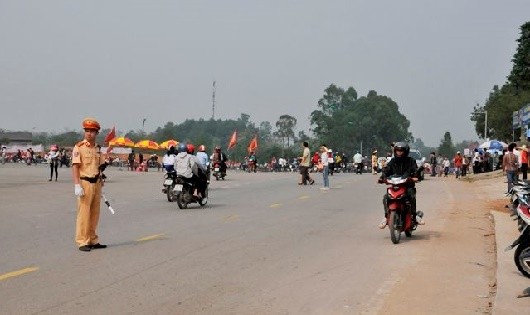 CSGT phân luồng giao thông cho các hương tiện đi lễ hội (Ảnh: Phòng PC67  - Công an tỉnh Phú Thọ)