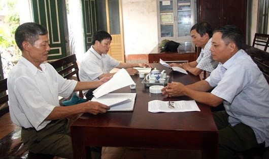 Ban Chủ nhiệm CLB Phát triển bền vững khu phố 1 Trung (Thị trấn Yên Lạc) chuẩn bị tài liệu tuyên truyền pháp luật.