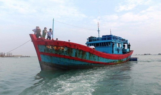 Tàu cá QNg 96677 đưa thi thể nạn nhân về Lý Sơn