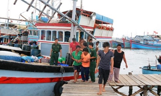 Ngư dân tàu cá QNg 95302TS vui mừng khi cập bờ biển Cà Ná.