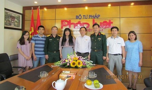 Đại tá Nguyễn Văn Đức chụp ảnh lưu niệm với Ban Biên tập, cán bộ Ban Kinh tế và phóng viên trang Quốc phòng -An ninh.
