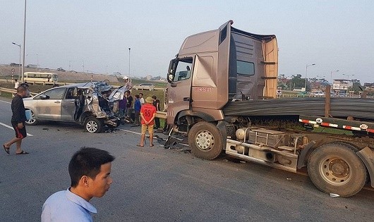 Hiện trường vụ tai nạn trên tuyến cao tốc Hải Phòng - Hà Nội đoạn qua xã Thuận Thiên, huyện Kiến Thụy, thành phố Hải Phòng do lái xe đi ngược chiều khiến 1 người tử vong.