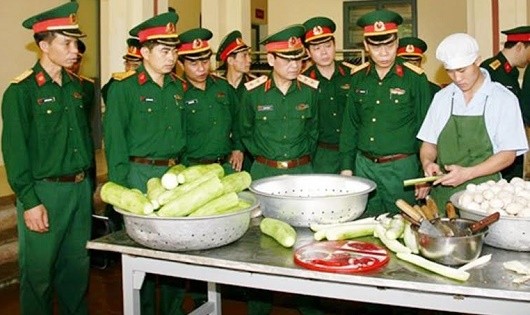 Lãnh đạo Tổng cục Hậu cần kiểm tra việc thực hiện Luật An toàn thực phẩm tại bếp ăn tập trung của Lữ đoàn 139.
