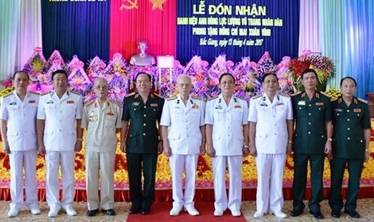 Anh hùng LLVT nhân dân Mai Xuân Vĩnh (người đứng giữa) trong buổi lễ phong tặng Anh hùng