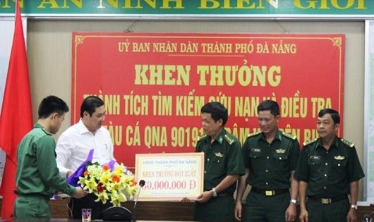 Chủ tịch Huỳnh Đức Thơ thưởng nóng cho lực lượng cứu nạn, điều tra vụ tàu QNa90191.