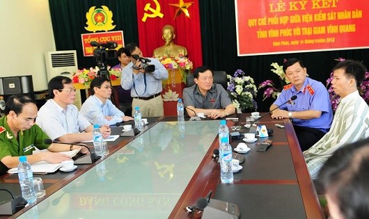 Lãnh đạo VKSND Tối cao và CQĐT VKSND Tối cao làm việc với ông Nguyễn Thanh Chấn tại Trại giam Vĩnh Quang.