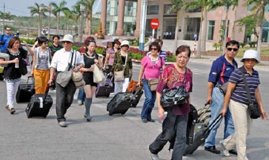 Khách du lịch Trung Quốc xuất hiện nhiều trên đường phố.