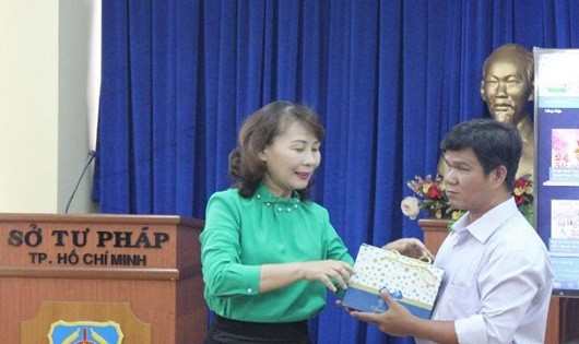 Bà Lê Thị Bình Minh, Sở Tư pháp TP trao tặng 30 đĩa CD “ Bộ sách nói pháp luật -Đĩa 1” cho Hội Người mù TP. Ảnh: Báo Pháp luật TP HCM