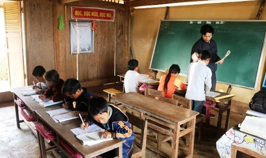 Thầy Lê Bá Thành dạy lớp ghép ở điểm trường bản Buốc Pát.