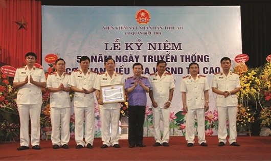 Viện trưởng VKSNDTC Lê Minh Trí trao Bằng khen cho tập thể, cá nhân có thành tích xuất sắc trong công tác.