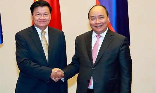 Thủ tướng Nguyễn Xuân Phúc (phải) và Thủ tướng Lào Thongloun Sisoulith đồng chủ trì Kỳ họp lần thứ 39 Ủy ban liên Chính phủ Việt-Lào tại Hà Nội tháng 2/2017. Ảnh: TTXVN