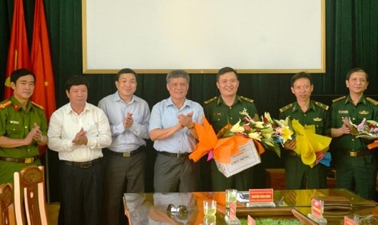 Phó Chủ tịch UBND TP Hải Phòng Nguyễn Xuân Bình (giữa) trao thưởng cho cán bộ, chiến sĩ Đồn BP Cát Hải