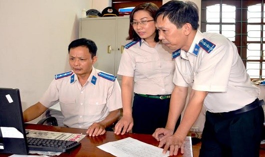Các chấp hành viên Chi cục THADS thành phố Tuyên Quang trao đổi nghiệp vụ (ảnh minh họa). 