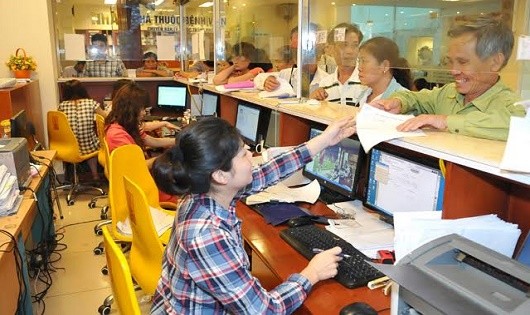 Người dân làm thủ tục khám bệnh tại Bệnh viện Tim Hà Nội. Ảnh. nhandan.com.vn.