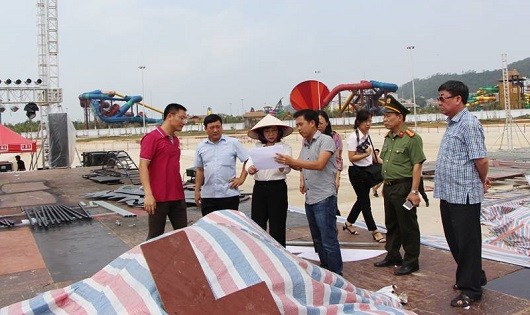 Bà Vũ Thị Thu Thủy, Phó Chủ tịch UBND tỉnh Quảng Ninh (đội nón) trực tiếp chỉ đạo đẩy nhanh tiến độ thi công.