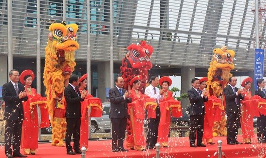 Thủ tướng Nguyễn Xuân Phúc cắt băng khánh thành cảng hàng không quốc tế Cát Bi 2016.