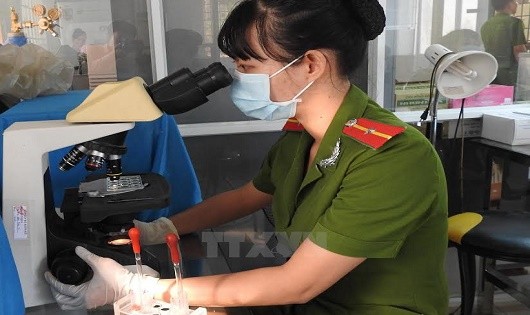 Cán bộ Phòng kỹ thuật hình sự (Công an tỉnh Tây Ninh) đang thực hiện kỹ thuật xét nghiệm, phân tích mẫu máu. Ảnh minh họa