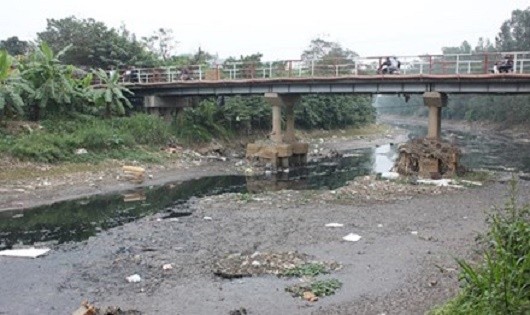 Sông Nhuệ ngập rác thải. (Ảnh: Báo Tiền Phong)