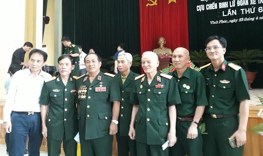 Trung tướng Đoàn Sinh Hưởng (thứ ba từ trái sang), Thiếu tướng Đỗ Doãn Kỷ ( thứ ba) từ phải sang.