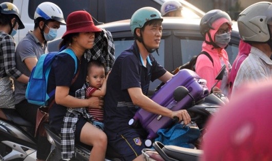 Nhiều người dân ở các tỉnh lân cận như Hà Nam, Nam Định chọn cách đi xe máy để đến Hà Nội nhưng cũng không thoát khỏi cảnh ùn tắc.