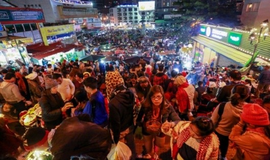 Khu vực chợ Đà Lạt, khách đổ về rất đông dẫn đến tình trạng quá tải, ùn ứ cục bộ.