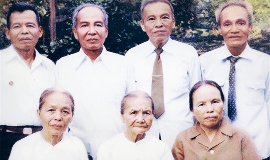 7 anh em ruột của Tướng Nguyễn Bá Phát (Tướng Phát đứng thứ 2 từ trái sang).