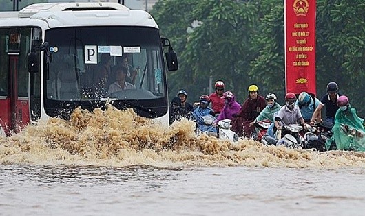 Nhiều đường phố của Hà Nội cứ mưa to lại ngập.