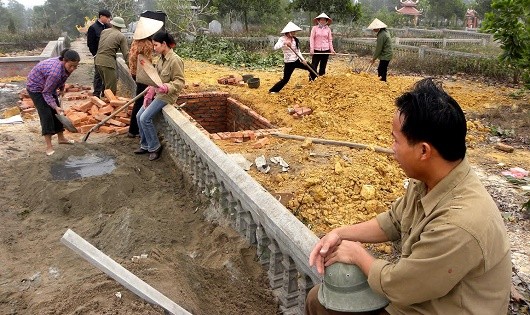 Đội phu mộ Yên Bồ bên những nấm huyệt đang xây dở dang.