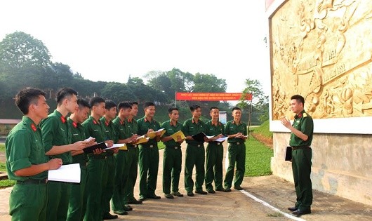 Cán bộ, đoàn viên Trung đoàn 174, Sư đoàn 316 (Quân khu 2) học tập lịch sử đơn vị.