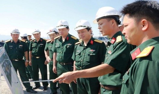 Lãnh đạo TCty Xây dựng Trường Sơn kiểm tra Dự án đường cao tốc La Sơn - Túy Loan.
