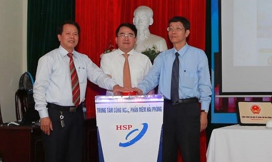 Phó Chủ tịch Lê Khắc Nam nhấn nút khai trương Cổng dịch vụ công trực tuyến.