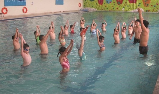 Hè đến, lại “nóng” chuyện dạy bơi cho trẻ
